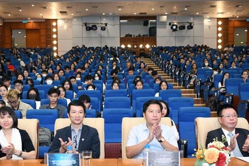 Ngành ngân hàng ưu tiên tuyển dụng sinh viên có thể giao tiếp bằng ngoại ngữ