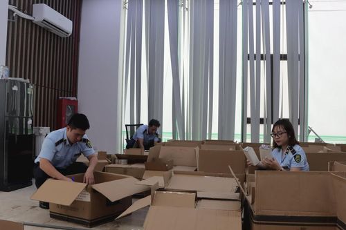 Tạm giữ hơn 10.000 chai nước hoa không rõ nguồn gốc bán trên tài khoản Tiktok 'Phan Thủy Tiên'