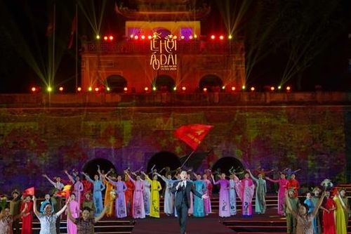Khu di sản Hoàng thành Thăng Long lung linh trong đêm khai mạc Lễ hội Áo dài du lịch
