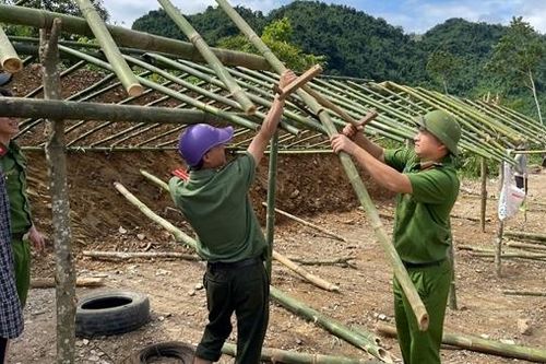Công an huyện Mường Lát hỗ trợ người dân bản Ún ổn định cuộc sống
