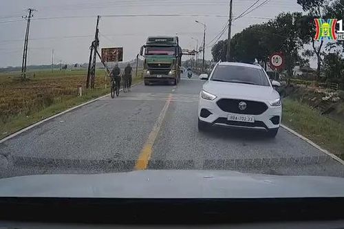 Ô tô lấn làn quyết không chịu lùi xe nhường đường
