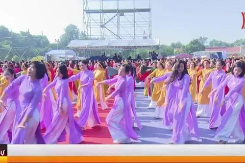 Đồng diễn dân vũ và Carnaval Áo dài tại Hoàng thành
