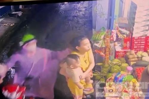 Bị cướp giật dây chuyền, người mẹ đang bồng con ngã nhào xuống đường