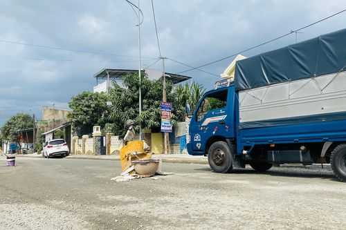 400m đường thuộc dự án 40 tỷ đồng thi công 'rùa bò', dân bức xúc dựng vật cản