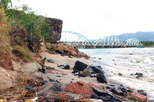 Vì sao bờ biển Nam Ô Đà Nẵng bị xâm thực, sóng ngoạm sâu đến 50m?