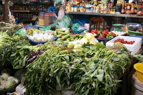 Giá rau xanh ở Hà Nội vẫn hỗn loạn sau gần một tháng bão Yagi càn quét