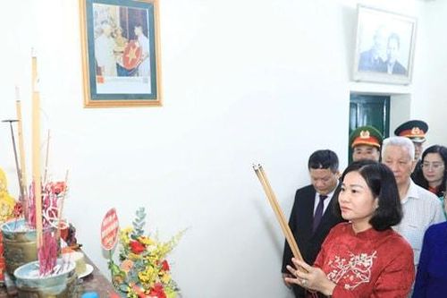 Đoàn đại biểu thành phố dâng hương tưởng niệm cố Chủ tịch Ủy ban Quân chính Hà Nội Vương Thừa Vũ