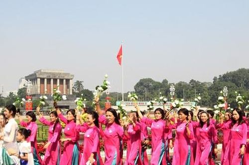 Hơn 1.000 phụ nữ diễu hành áo dài qua các tuyến phố lịch sử của Hà Nội