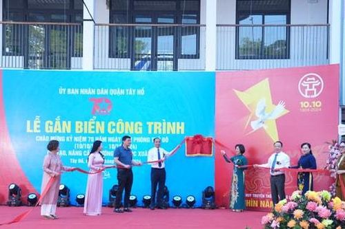 Quận Tây Hồ gắn biển 2 công trình chào mừng 70 năm Ngày Giải phóng Thủ đô