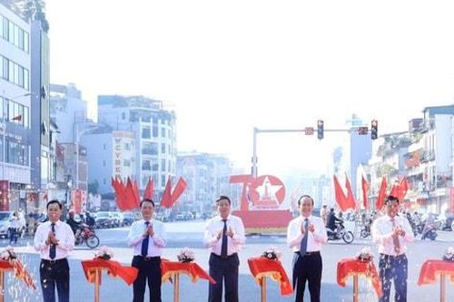 Quận Long Biên gắn biển tuyến đường rộng 40m, tổng mức đầu tư 1.200 tỷ đồng