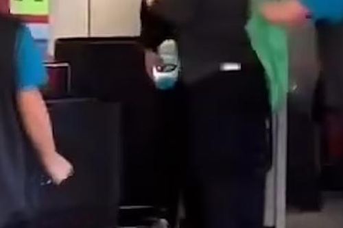 Vào siêu thị chôm đồ, gã đàn ông bị nữ nhân viên cao lớn dạy cho 1 bài học: Video gây ngỡ ngàng