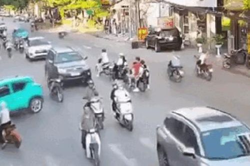 Khoảnh khắc xe taxi chạy lùi, tông hàng loạt phương tiện ở Bắc Ninh