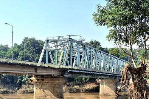 Cận cảnh cây cầu Yên Bái đã bị cấm lưu thông