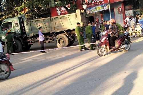 Va chạm giữa xe tải và xe mô tô khiến 2 người thương vong