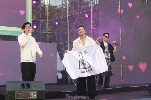 Bế mạc Ngày thẻ Việt Nam - Sóng Festival 2024: Da LAB bị fan 'cướp mic'