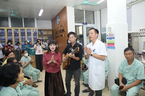 Mang âm nhạc tới bệnh viện: Những hình ảnh kết nối ở Bệnh viện Đa khoa Hà Đông