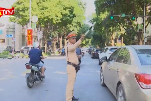 Cảnh sát giao thông đảm bảo an toàn giao thông dịp kỷ niệm 10/10