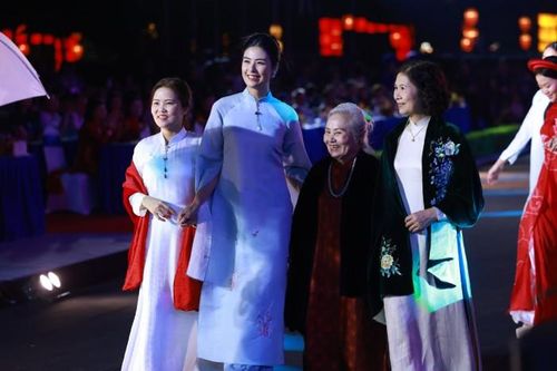 Bà ngoại, mẹ ruột lần đầu diễn thời trang áo dài cùng Ngọc Hân