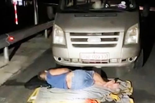 Phạt 22 triệu đồng tài xế không bằng lái, dừng xe ngủ trên cao tốc