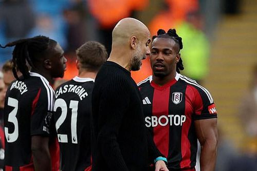 Guardiola gây sốt với hành động quá sức tận tâm, 'nhắc bài' cho cả... đối thủ