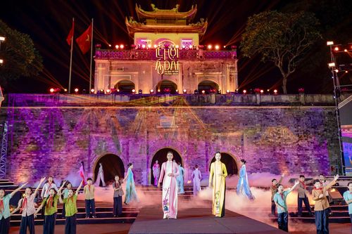 Nhà thiết kế dân tộc Tày tái hiện lịch sử vàng son với sưu tập áo dài 'Thụy vũ nghênh hy'