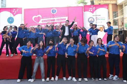 Mang âm nhạc đến bệnh viện