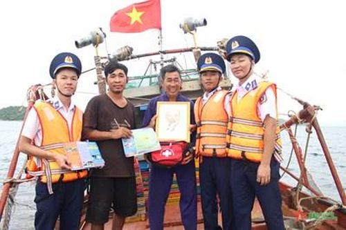 Bộ tư lệnh Vùng Cảnh sát biển 4 đồng hành với ngư dân xã đảo An Sơn