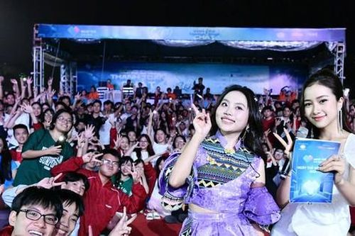 Phương Mỹ Chi song ca ngẫu hứng với khán giả, Ngô Lan Hương trích đoạn ca khúc 'nóng hôi hổi'