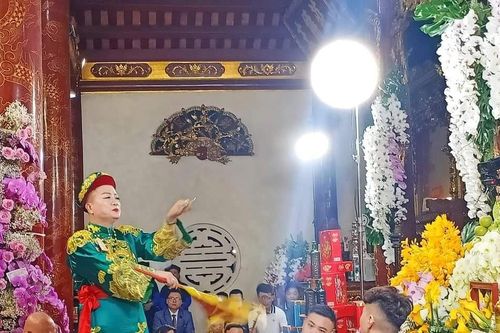 Diễn xướng hầu đồng mở đầu nghi lễ cơm mới Đền Đông Cuông 2024