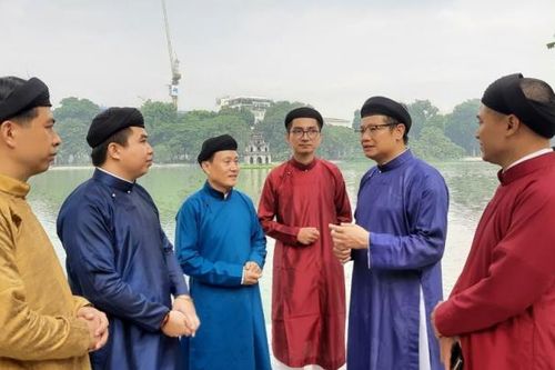 Vấn đề Quốc phục còn nhiều ý kiến trái chiều