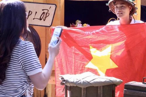 Giới trẻ kéo về phố bích họa Phùng Hưng 'check-in', lưu giữ lại ký ức Hà Nội xưa