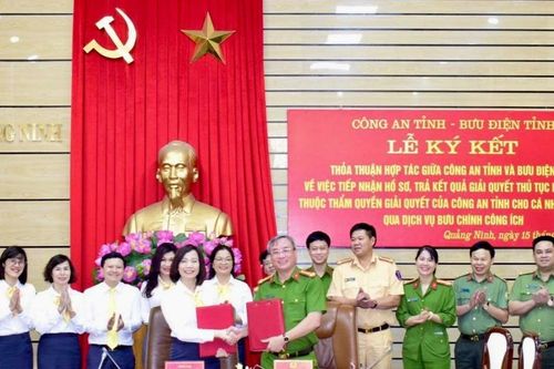 Bưu điện tỉnh Quảng Ninh hỗ trợ người dân nộp hồ sơ dịch vụ công trực tiếp và trực tuyến