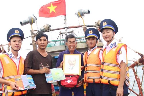 BTL Vùng Cảnh sát biển 4 đồng hành với ngư dân xã đảo An Sơn
