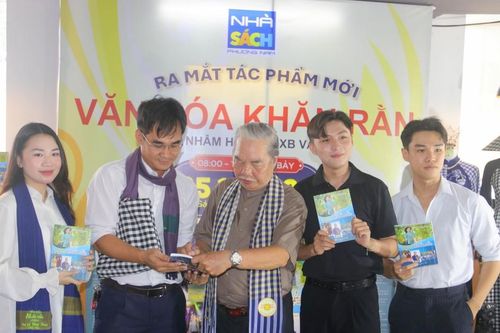 Ra mắt sách 'Văn hóa khăn rằn'