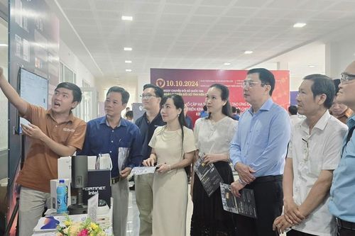 Kiên Giang: Chuyển đổi số giúp người dân, doanh nghiệp quen dần làm việc với công nghệ số