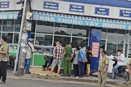 Bản tin 8H: Người đàn ông tử vong bất thường trước tiệm thuốc tây