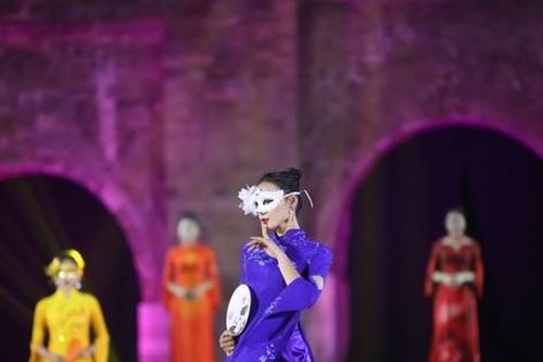 Tinh hoa áo dài ba miền hội tụ tại Hoàng thành Thăng Long
