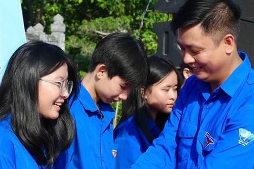 Trao thẻ đoàn viên cho 110 thanh niên ưu tú