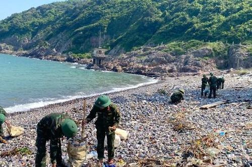 Chiến sĩ áo xanh thu gom rác, làm sạch biển đảo
