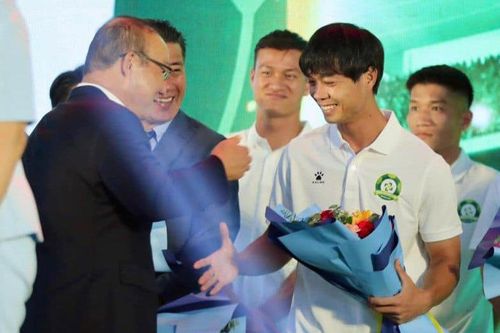 HLV Park Hang-seo bất ngờ khi Công Phượng xuống hạng Nhất thi đấu