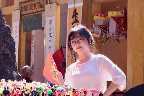 Nô nức check-in phố bích họa Phùng Hưng lưu giữ 'hồi ức Hà Nội 70 năm'