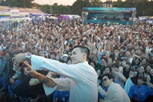 Cuối tuần, giới trẻ hòa mình vào bữa tiệc âm nhạc tại Ngày thẻ Việt Nam - Sóng Festival 2024