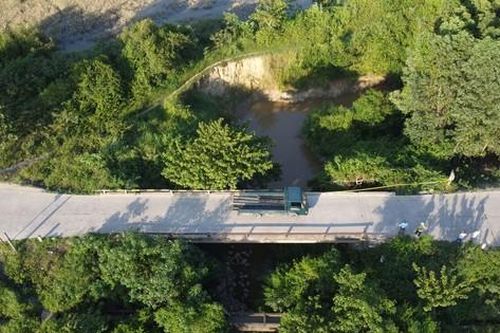 Nút 'thắt cổ chai' tại cây cầu xuống cấp khiến tài xế khiếp vía khi đi qua