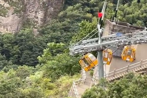 Cáp treo bung cửa khiến du khách 'rơi thẳng' xuống dưới