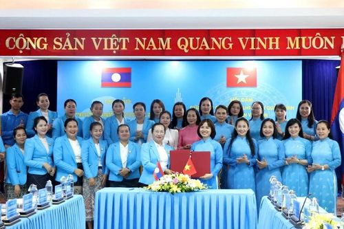Phụ nữ Quảng Bình, Khăm Muộn cùng xây dựng tuyến biên giới hòa bình, hữu nghị