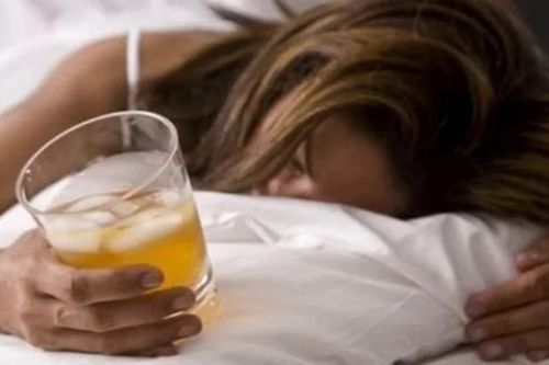 Uống bia có thực sự giúp ngủ ngon hơn?