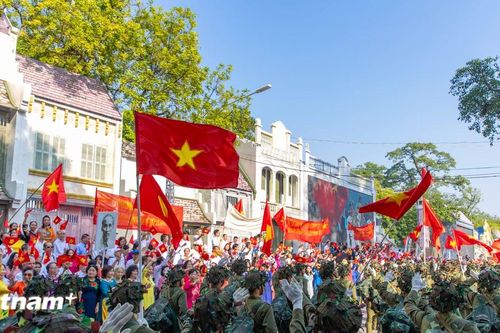 Hàng ngàn người diễu hành tái hiện hình ảnh tiếp quản Thủ đô Hà Nội 10/10/1954