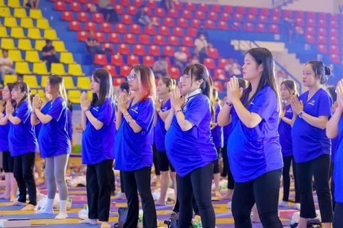 750 mẹ bầu tham gia hoạt động đồng diễn Yoga tại Hà Nội