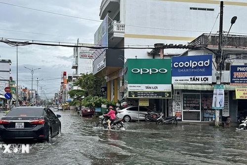Triều cường ở Cần Thơ vượt báo động III, trung tâm thành phố đã giảm ngập