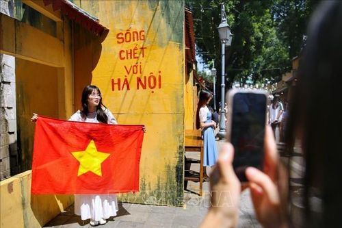 Sống động ký ức Hà Nội tại phố bích họa Phùng Hưng
